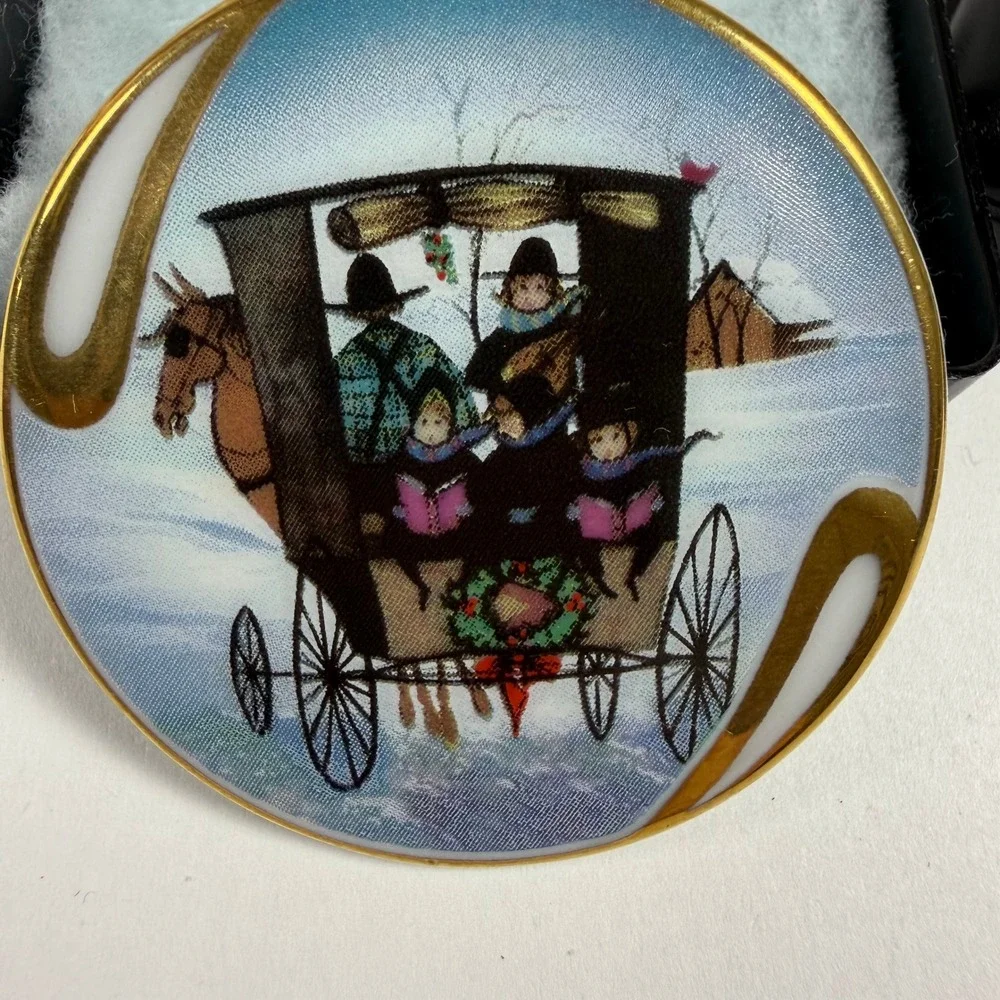 P Buckley Moss Christmas Carol Porcelain Brooch Pendant 1996‎ Anna Perenna 14168